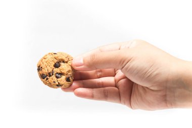 Beyaz arka planda izole edilmiş çikolata parçacıklı kurabiyeler.