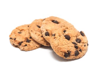 Beyaz arka planda izole edilmiş dört çikolatalı kurabiye.