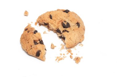 Kırık çikolata parçalı kurabiyeler, beyaz arka plan kırpma yolunda izole edilmiş.