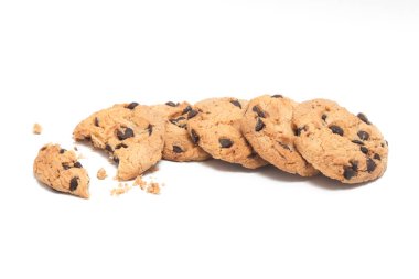 Kırık parçalı bir grup çikolatalı kurabiye beyaz arka plan kırpma yolunda izole edilmiş.