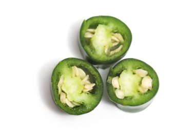 Yakın plan üç dilimlenmiş yeşil acı biber beyaz arka plan kırpma yolu izole