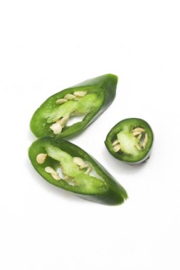 Üç dilimlenmiş yeşil kırmızı biber üst görünüm fotoğraf konsepti beyaz arkaplan kırpma yolu izole