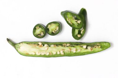 T3 dilimlenmiş yeşil kırmızı biber üst görünümü beyaz arkaplan kırpma yolunda izole