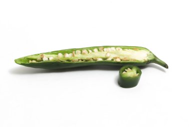 Beyaz arka plan kırpma yolunda yarım dilimlenmiş yeşil acı biber.