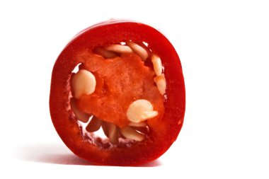 Dilimlenmiş kırmızı kırmızı biber beyaz arkaplan kırpma yolunda izole edildi