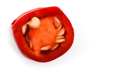 Dilimlenmiş kırmızı kırmızı kırmızı biber üst görünümü beyaz arkaplan kırpma yolu üzerinde izole