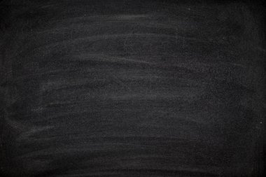 Tahtaya ya da karatahta dokusuna kazınmış soyut tebeşir. Arkaplan için okul tahtasını temizle ya da mesaj göndermek için alanı kopyala. Eğitim kavramlarının arkaplanı.