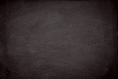 Tahtaya ya da karatahta dokusuna kazınmış soyut tebeşir. Arkaplan için okul tahtasını temizle ya da mesaj göndermek için alanı kopyala. Eğitim kavramlarının arkaplanı.