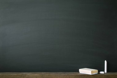 Özet Tebeşir karatahtaya kazınmış. metin ya da grafik tasarım için doku ekle. Eğitim okulu kavramlaştırır.