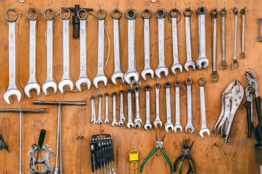 Araba tamir araçları. ahşap duvarda asılı farklı eski araçlar.