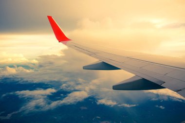 Sabah gündoğumu bir uçağın kanadı. Turizm operatörleri için uygulanan fotoğraf. resim için metin mesajı veya çerçeve Web sitesi ekleyin. Seyahat kavramı