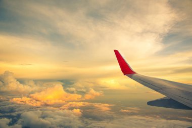 Sabah gündoğumu bir uçağın kanadı. Turizm operatörleri için uygulanan fotoğraf. resim için metin mesajı veya çerçeve Web sitesi ekleyin. Seyahat kavramı