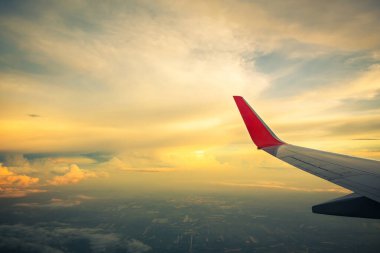 Sabah gündoğumu bir uçağın kanadı. Turizm operatörleri için uygulanan fotoğraf. resim için metin mesajı veya çerçeve Web sitesi ekleyin. Seyahat kavramı