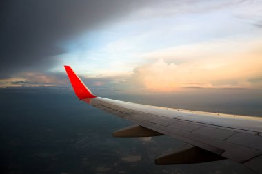 Sabah gündoğumu bir uçağın kanadı. Turizm operatörleri için uygulanan fotoğraf. resim için metin mesajı veya çerçeve Web sitesi ekleyin. Seyahat kavramı