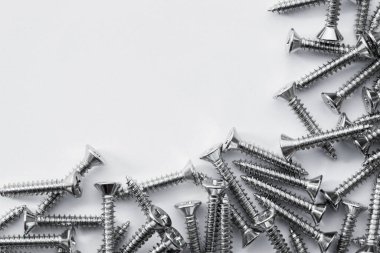 Beyaz arkaplanda fındık / cıvata / vida kapatma