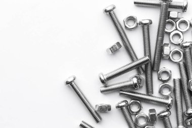 Beyaz arkaplanda fındık / cıvata / vida kapatma