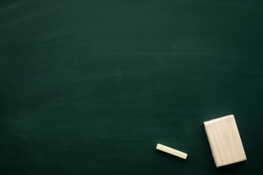 Özet Tebeşir karatahtaya kazınmış. metin ya da grafik tasarım için doku ekle. Eğitim okulu kavramlaştırır.