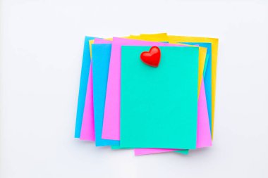 Abstract empty sticky note with heart magnet on white board. valentine greeting card message.