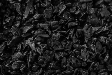 Arka plan için doğal siyah kömür. Endüstriyel kömür. Yeryüzündeki volkanik kaya enerjisi.