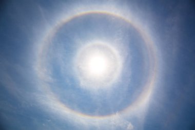 Soyut parlak güneş ışığı arkaplanı ışık efektli, mercek gerçekçi bir illüstrasyon. Arkaplan tasarımı için gün doğumunda ya da gün batımında altın ışıklarıyla güneş parlaması.