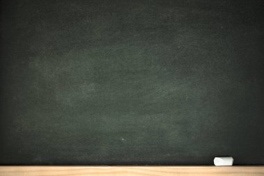 Tahtaya ya da karatahta dokusuna kazınmış soyut tebeşir. Arkaplan için okul tahtasını temizle ya da mesaj göndermek için alanı kopyala. Eğitim kavramlarının arkaplanı.