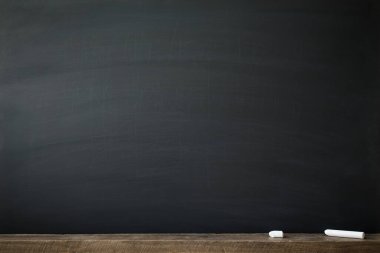 Tahtaya ya da karatahta dokusuna kazınmış soyut tebeşir. Arkaplan için okul tahtasını temizle ya da mesaj göndermek için alanı kopyala. Eğitim kavramlarının arkaplanı.