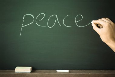 Tahtaya ya da karatahta dokusuna kazınmış soyut tebeşir. Arkaplan için okul tahtasını temizle ya da mesaj göndermek için alanı kopyala. Eğitim kavramlarının arkaplanı.