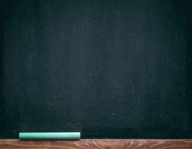 Tahtaya ya da karatahta dokusuna kazınmış soyut tebeşir. Arkaplan için okul tahtasını temizle ya da mesaj göndermek için alanı kopyala. Eğitim kavramlarının arkaplanı.