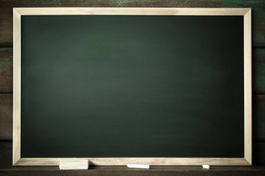 Tahtaya ya da karatahta dokusuna kazınmış soyut tebeşir. Arkaplan için okul tahtasını temizle ya da mesaj göndermek için alanı kopyala. Eğitim kavramlarının arkaplanı.