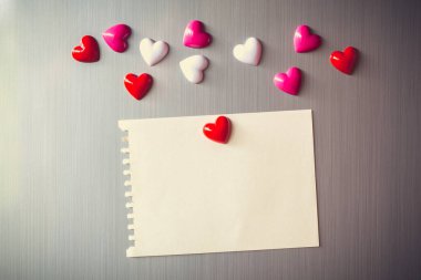 Boş kağıt ile manyetik küçük kağıt Not için buzdolabının kapısını kağıda kısa mesaj Ekle.