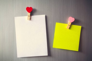 Boş kağıt ile manyetik küçük kağıt Not için buzdolabının kapısını kağıda kısa mesaj Ekle.