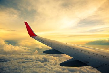 Sabah gündoğumu bir uçağın kanadı. Turizm operatörleri için uygulanan fotoğraf. resim için metin mesajı veya çerçeve Web sitesi ekleyin. Seyahat kavramı