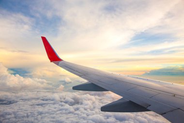 Sabah gündoğumu bir uçağın kanadı. Turizm operatörleri için uygulanan fotoğraf. resim için metin mesajı veya çerçeve Web sitesi ekleyin. Seyahat kavramı