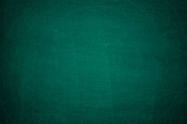 Yeşil Kiremit tahtası. Geçmiş için tebeşir dokusu okul yönetim kurulu görüntüsü. Tebeşir izleri metin veya grafik tasarımı için kopyalama alanı ile silindi. Eğitim kavramlarının arkaplanı