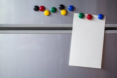 Buzdolabının kapısında boş kağıt çarşaf. Manyetik not kağıdı. Valentine mesaj gönder..