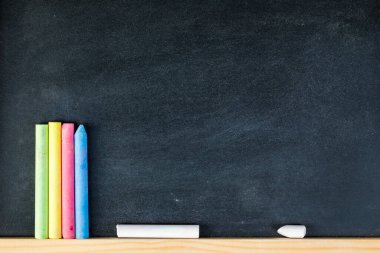 Tebeşir blackboard için arka plan üzerinde ovuşturdu. resim için metin veya eğitim arka plan ekleme.