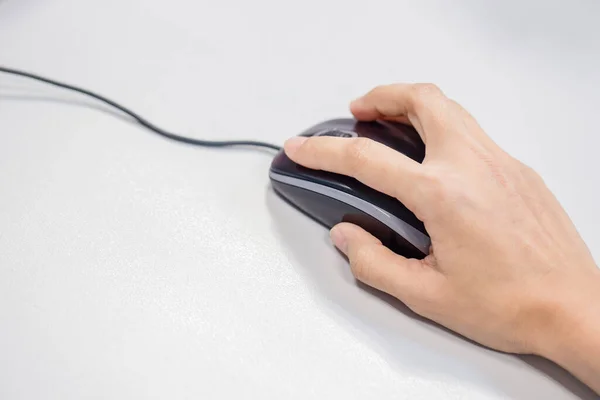 Γυναίκα Χειρίζεται Ποντίκι Κάνοντας Κλικ Ποντίκι Για Την Εργασία Laptop — Φωτογραφία Αρχείου