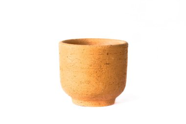 Beyaz arkaplanda el yapımı kil kaplar.