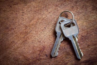 Tahta Arkaplanda İki Anahtar