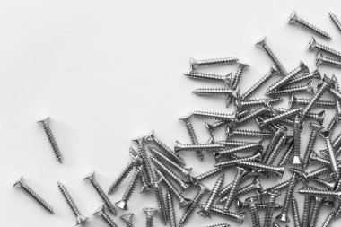 Beyaz arkaplanda fındık / cıvata / vida kapatma