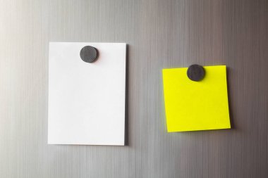 Boş kağıt ve buzdolabının kapısına kağıt yapıştırın. Mıknatıslı kağıt not