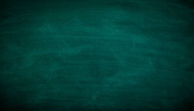 Yeşil Kiremit tahtası. Geçmiş için tebeşir dokusu okul yönetim kurulu görüntüsü. Tebeşir izleri metin veya grafik tasarımı için kopyalama alanı ile silindi. Okula dönüş Eğitim Arkaplanı kavramları