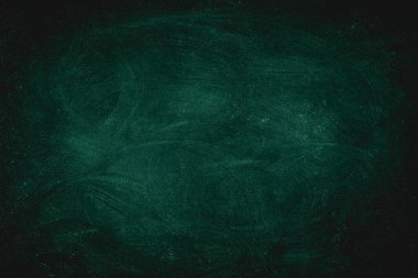 Yeşil Kiremit tahtası. Geçmiş için tebeşir dokusu okul yönetim kurulu görüntüsü. Tebeşir izleri metin veya grafik tasarımı için kopyalama alanı ile silindi. Okula dönüş Eğitim Arkaplanı kavramları