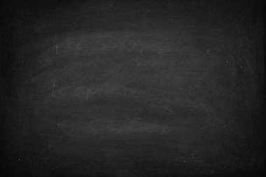 Tahtaya ya da karatahta dokusuna kazınmış soyut tebeşir. Arkaplan için okul tahtasını temizle ya da mesaj göndermek için alanı kopyala. Eğitim kavramlarının arkaplanı.