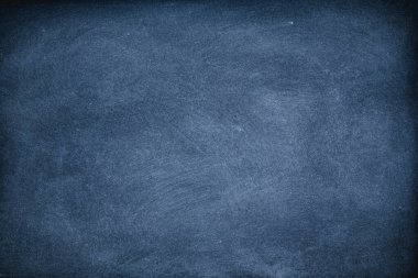 Tahtaya ya da karatahta dokusuna kazınmış soyut tebeşir. Arkaplan için okul tahtasını temizle ya da mesaj göndermek için alanı kopyala. Eğitim kavramlarının arkaplanı.