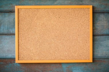 Tıpa panosundaki soyut kağıt raptiye. Metin veya tasarım web sitesi eklemek için boş notlar. çıkartma notu