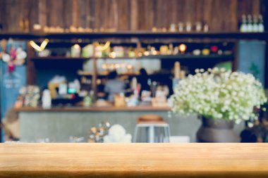 Soyut Ahşap masa dokusu ve bulanık kahve dükkanı arka planı: Grafik standı ürünü, iç tasarım veya montaj için tahta tahtanın üst görünümü ürününüzü görüntüler.