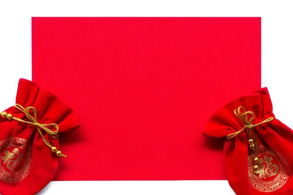 钱在红包和金项链的红色纹理背景 祝您在新的一年里好运和幸福 — 图库照片