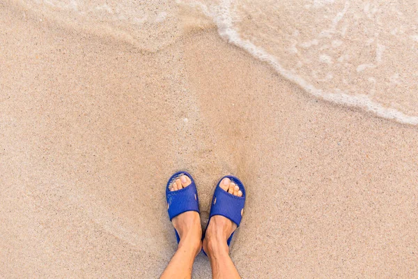 Мужские Ноги Стоят Пляже Отдых Концепция Отдыха Море — стоковое фото