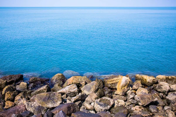 Sahil Deniz Yüzeyinde Açık Mavi Deniz Bulutları Var Okyanus Küçük — Stok fotoğraf